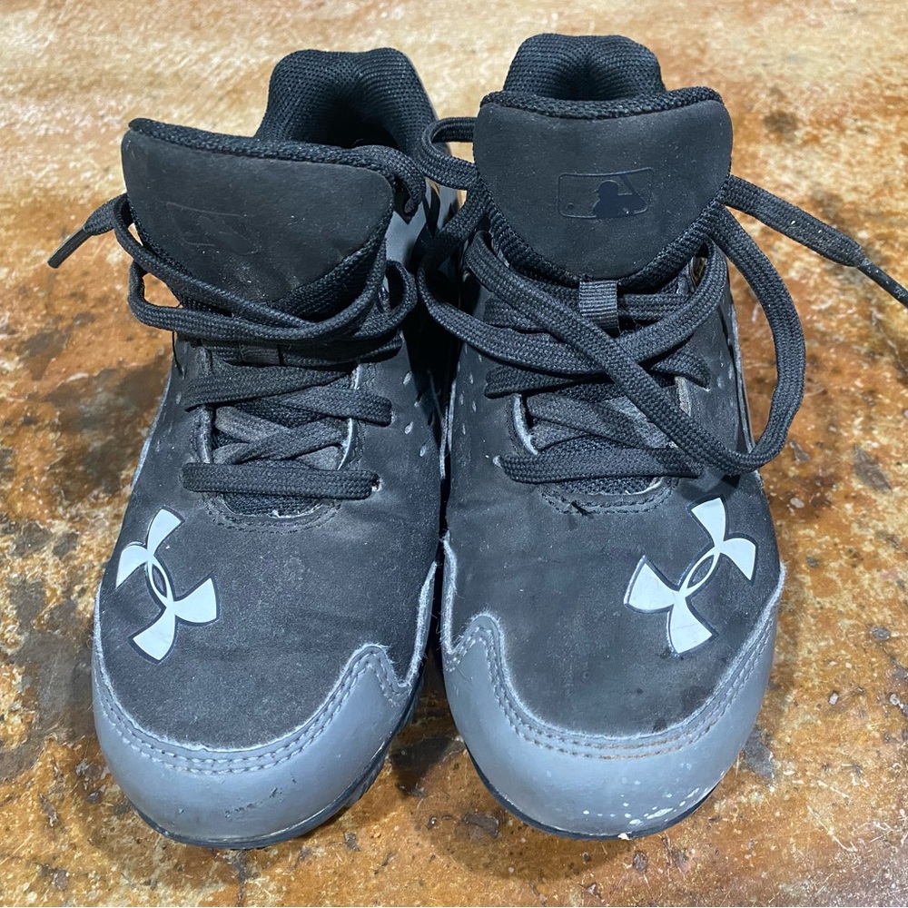 Only worn a couple of times Under armour bound baseball cleats.